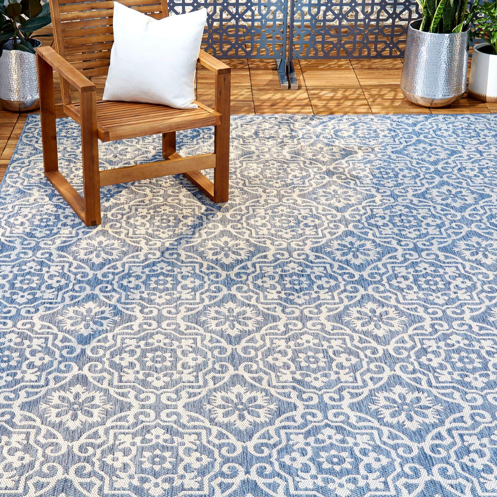 Nicole Miller New York Danica rug medallion pattern for outdoor spaces.