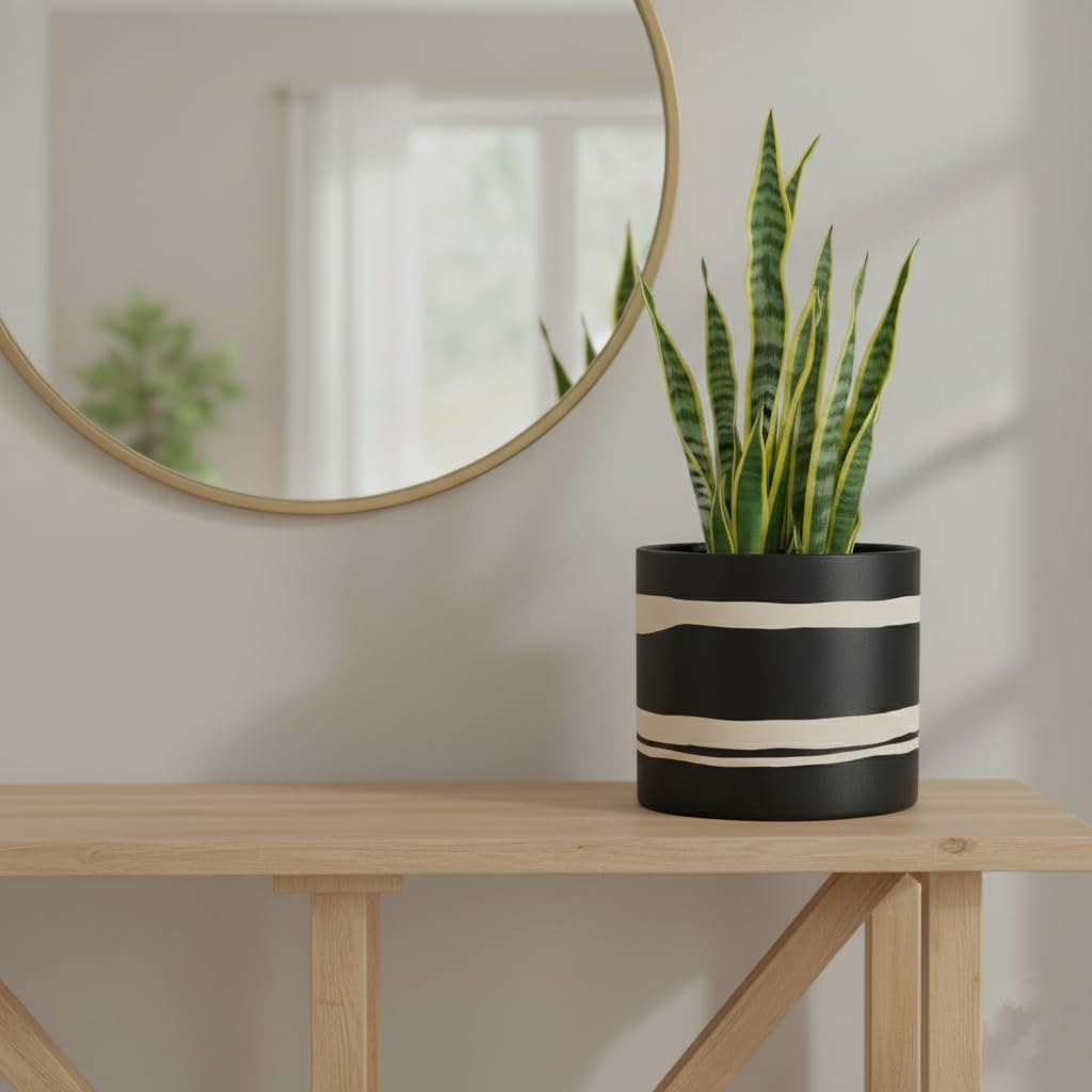 Nihow plant pot side view highlighting clean lines and contemporary design.