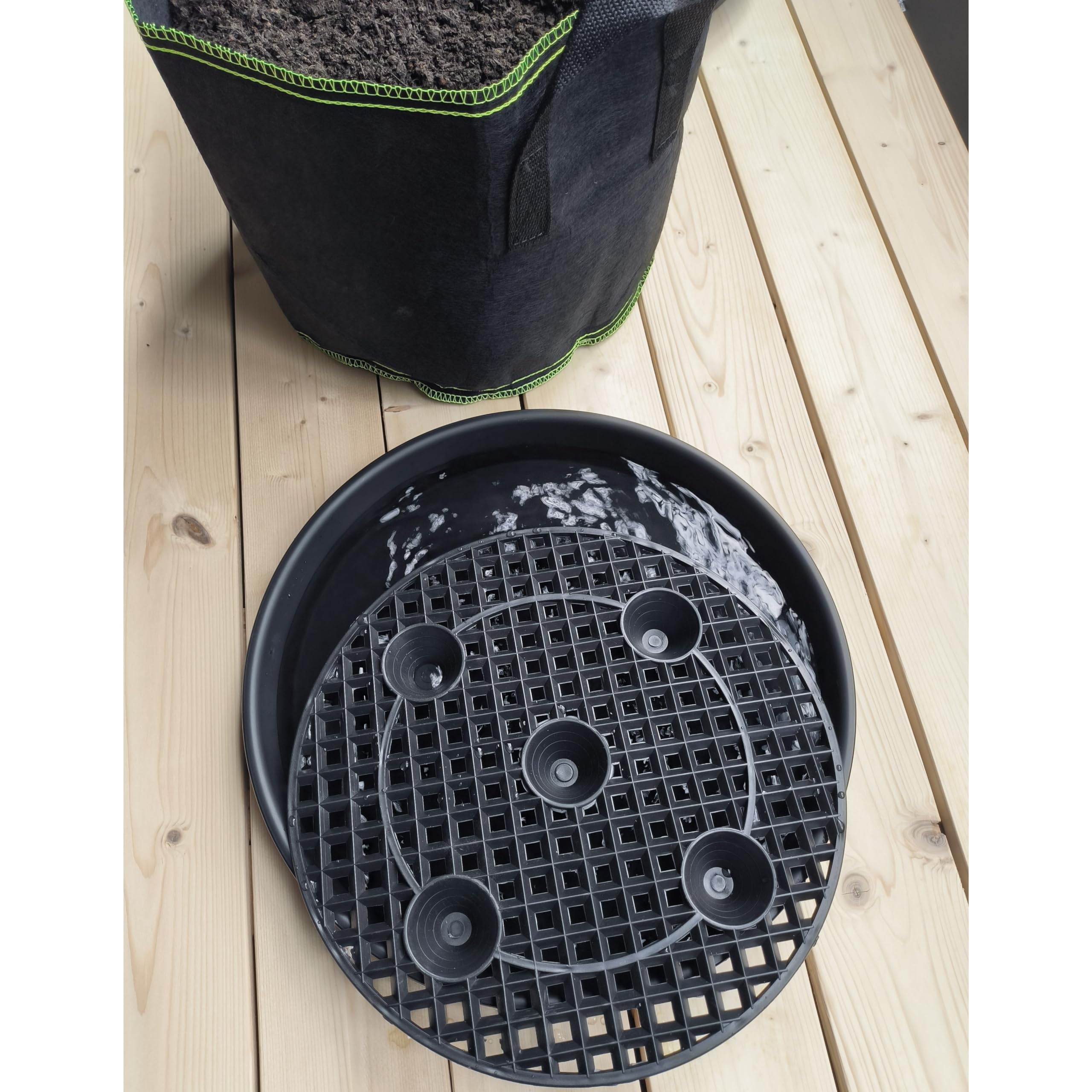NIMYAU heavy-duty saucer withstands indoor outdoor use
