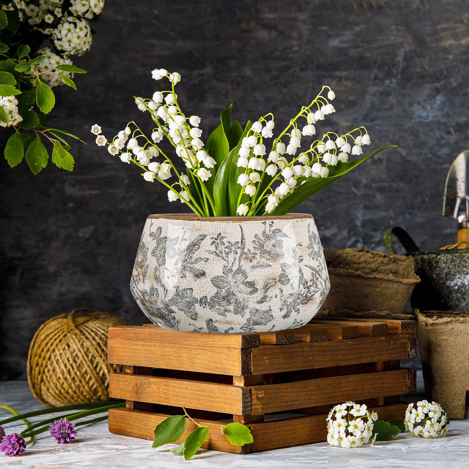Ninehaoou ceramic planter suitable for patios and garden displays