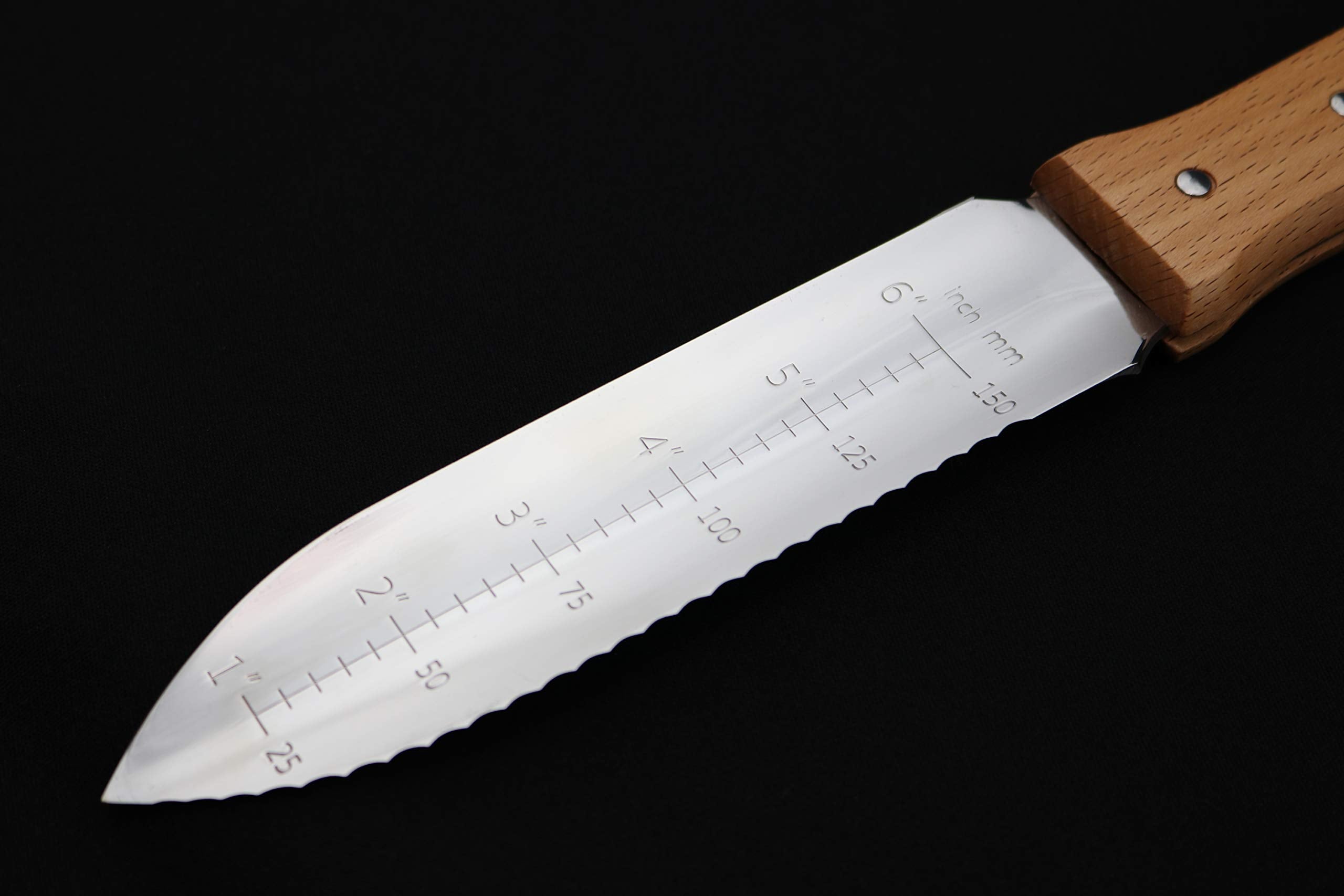 NISAKU NJP650 wooden handle close-up showing ergonomic grip for comfort
