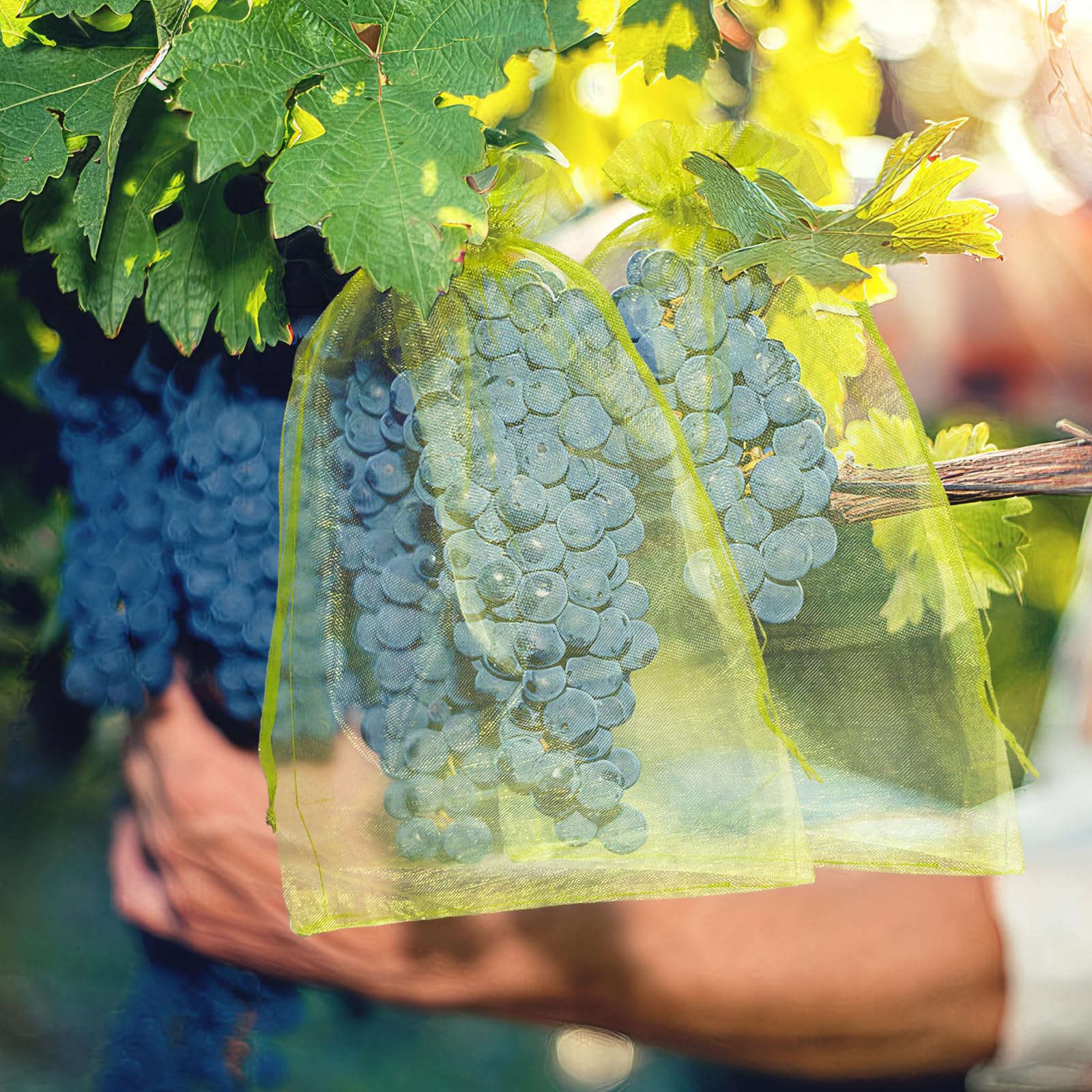 NIUBIER easy-install drawstring bag demonstrates quick garden protection setup.
