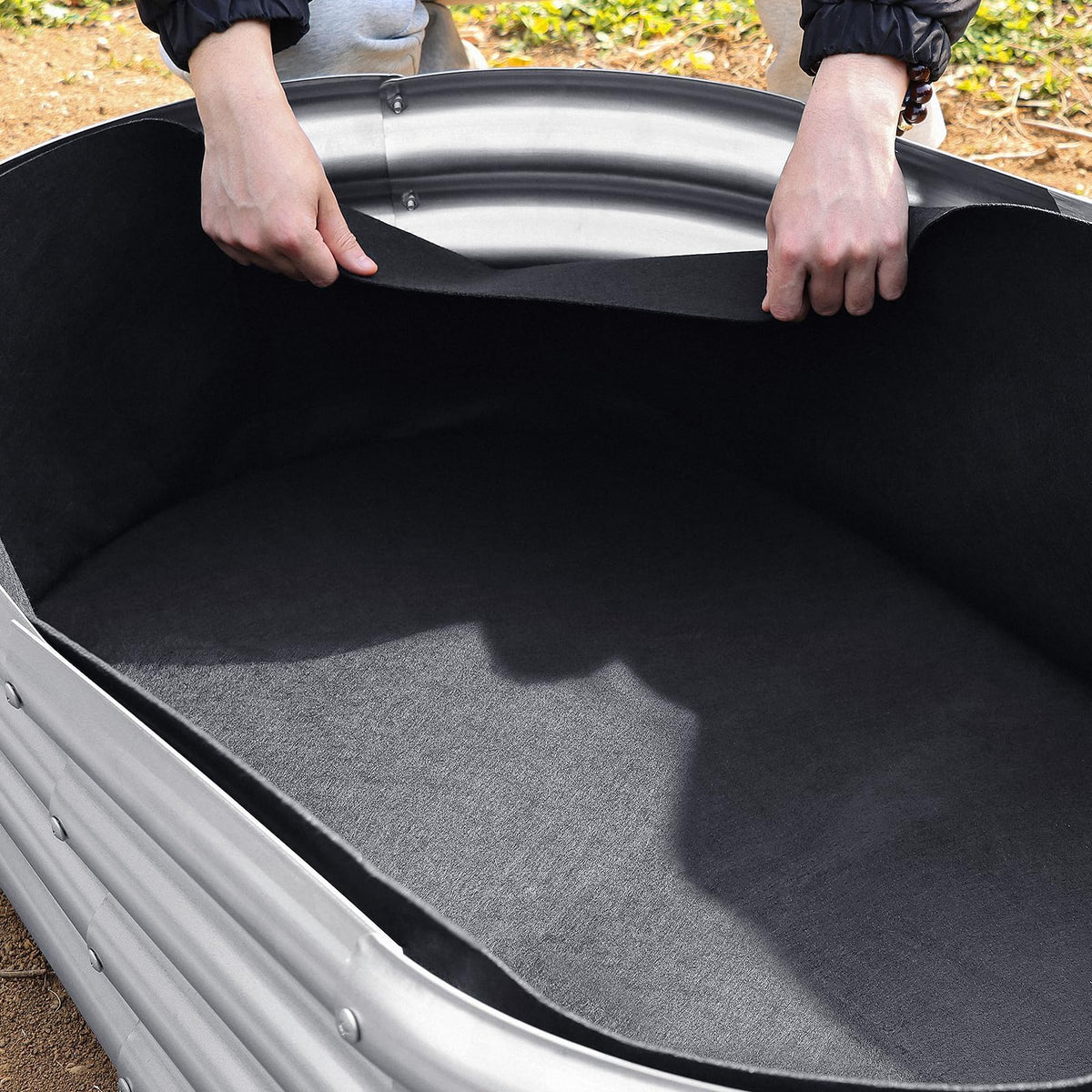 Niuyhe 2mm fabric grow bed bag inside a metal raised bed for durability