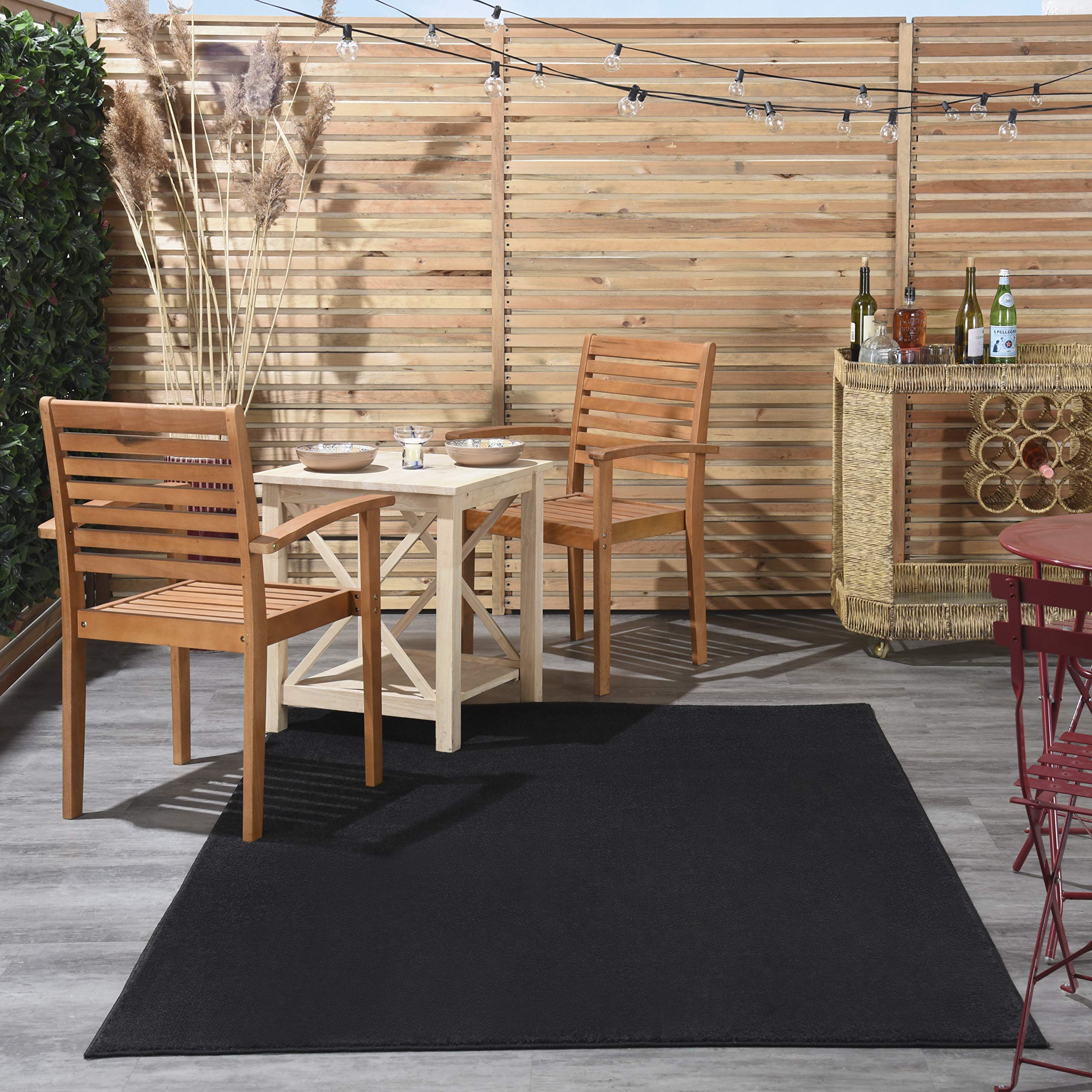 Nourison Essentials Black non-shedding rug stays crisp in busy homes.