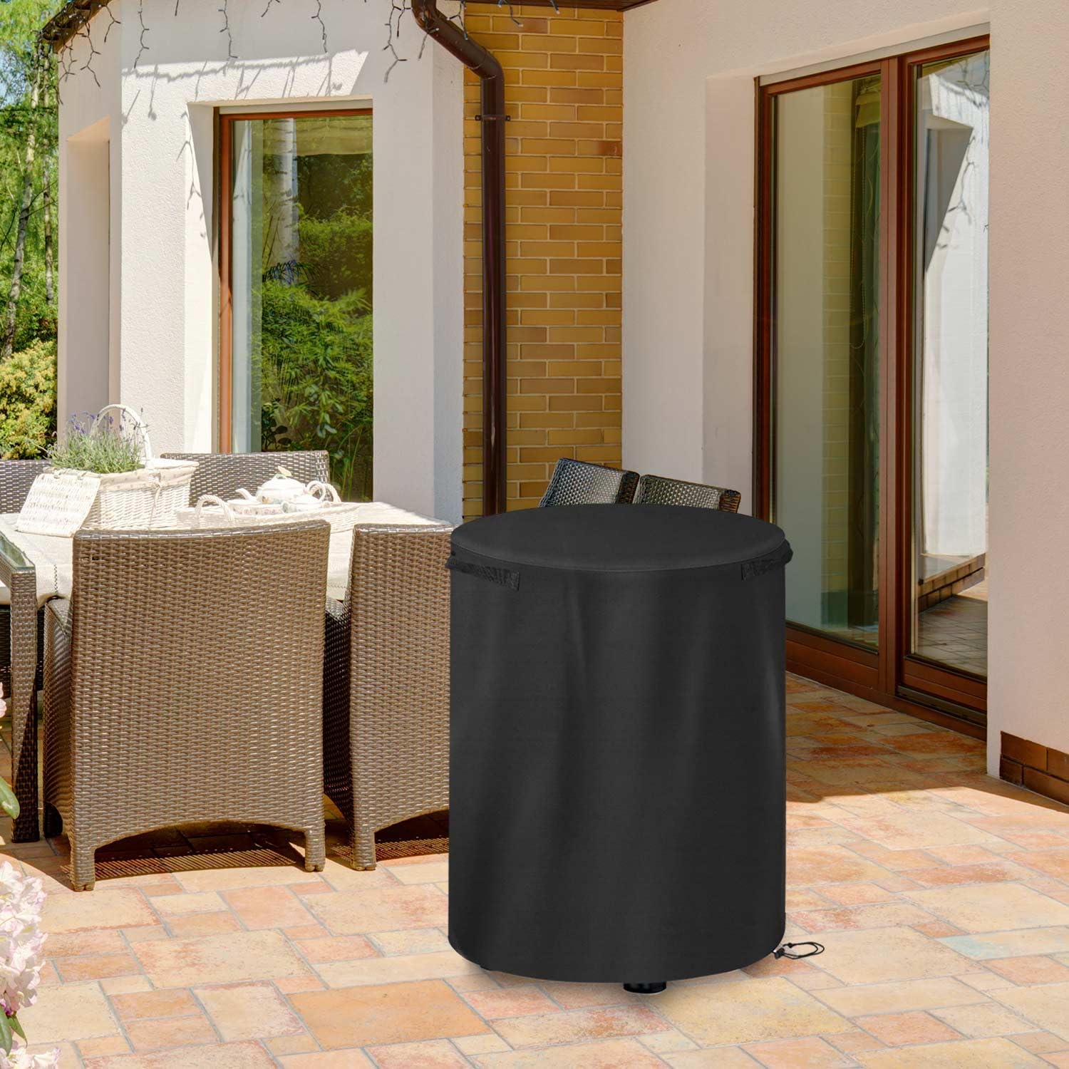 NUENSS-ROR drawstring hem close-up illustrates secure fit in windy conditions.