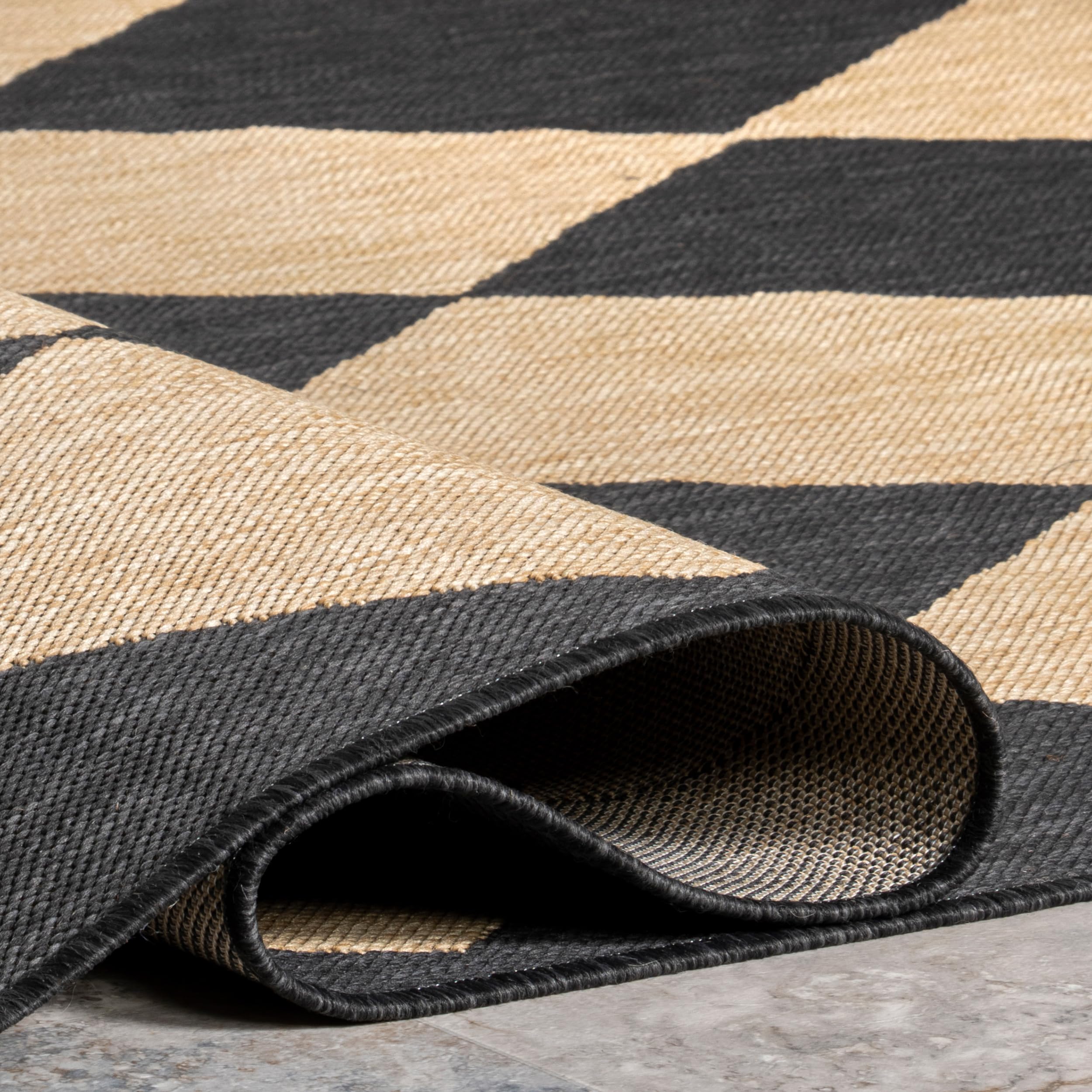 nuLOOM Sabina Diamond Trellis pet friendly rug handles spills with ease.