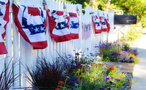 NUOGIC 3-pack USA flags for versatile outdoor or rally use.