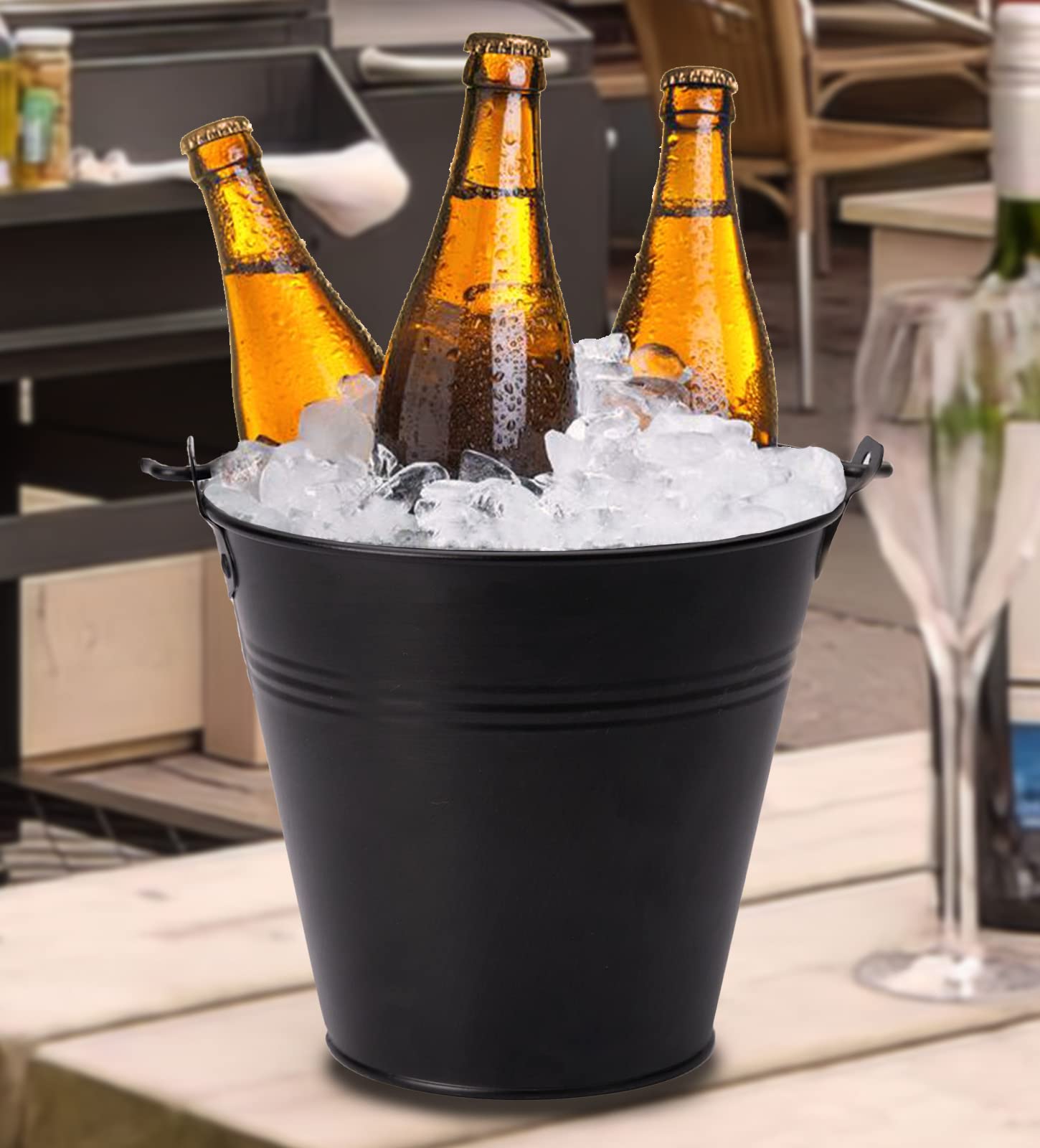 Easy-clean grease bucket liner design keeps grill area tidy after cooks.
