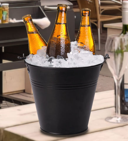 Easy-clean grease bucket liner design keeps grill area tidy after cooks.