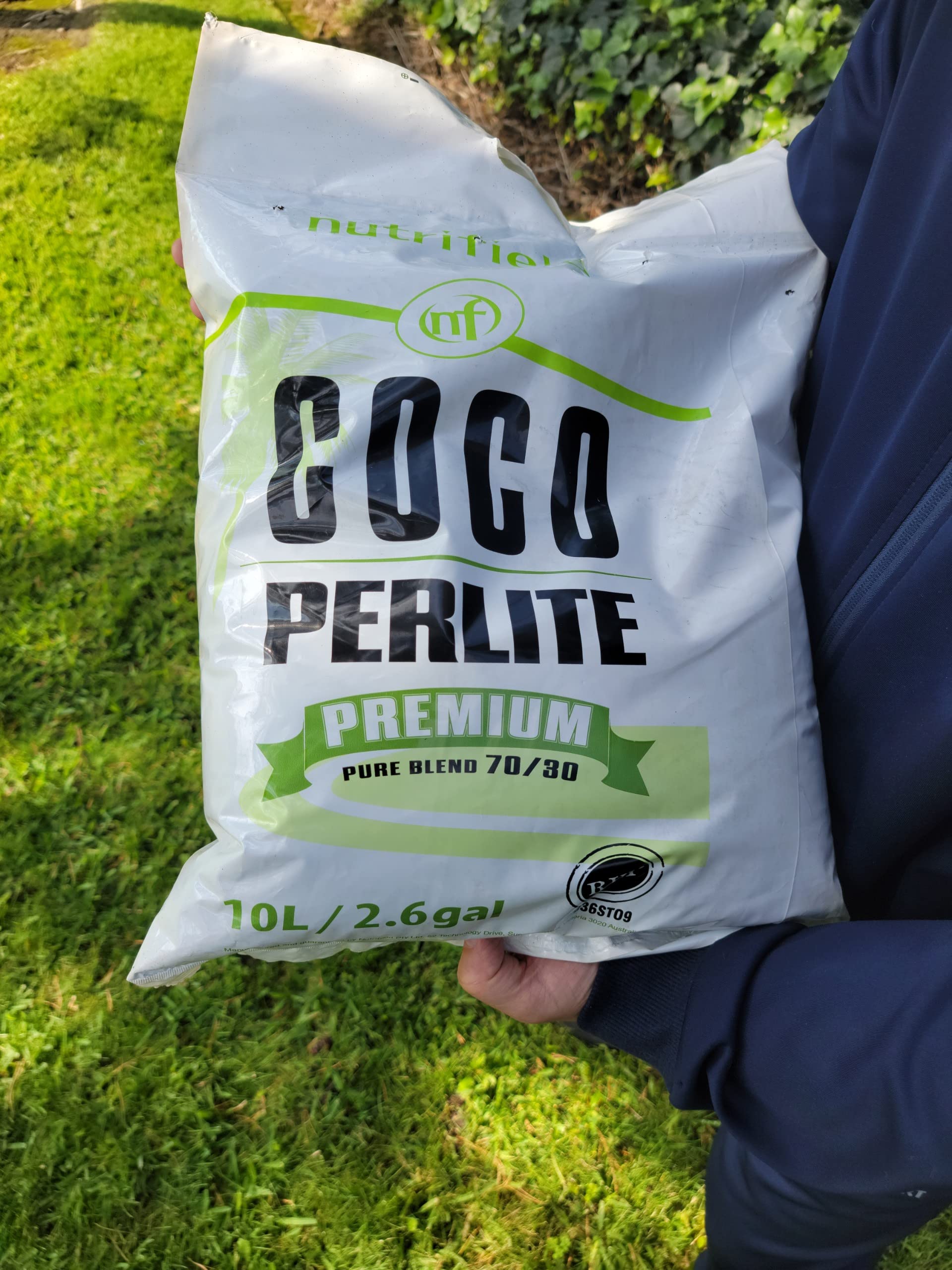 Nutrifield coco coir-perlite mix dry particles highlight aeration potential.