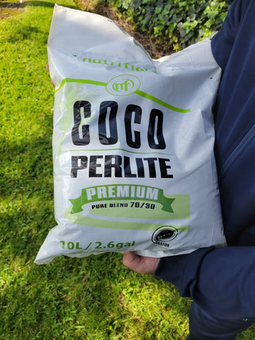 Nutrifield coco coir-perlite mix dry particles highlight aeration potential.