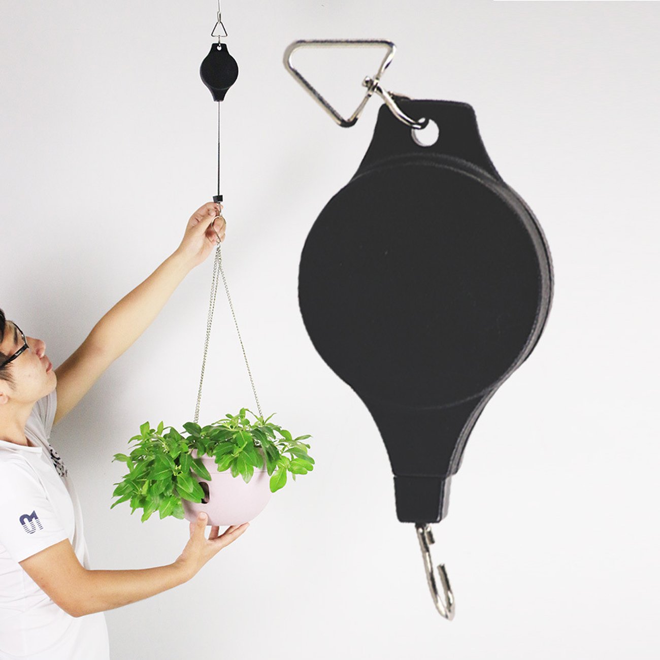Ogrmar pack of 2 black hangers provides versatile garden setup.