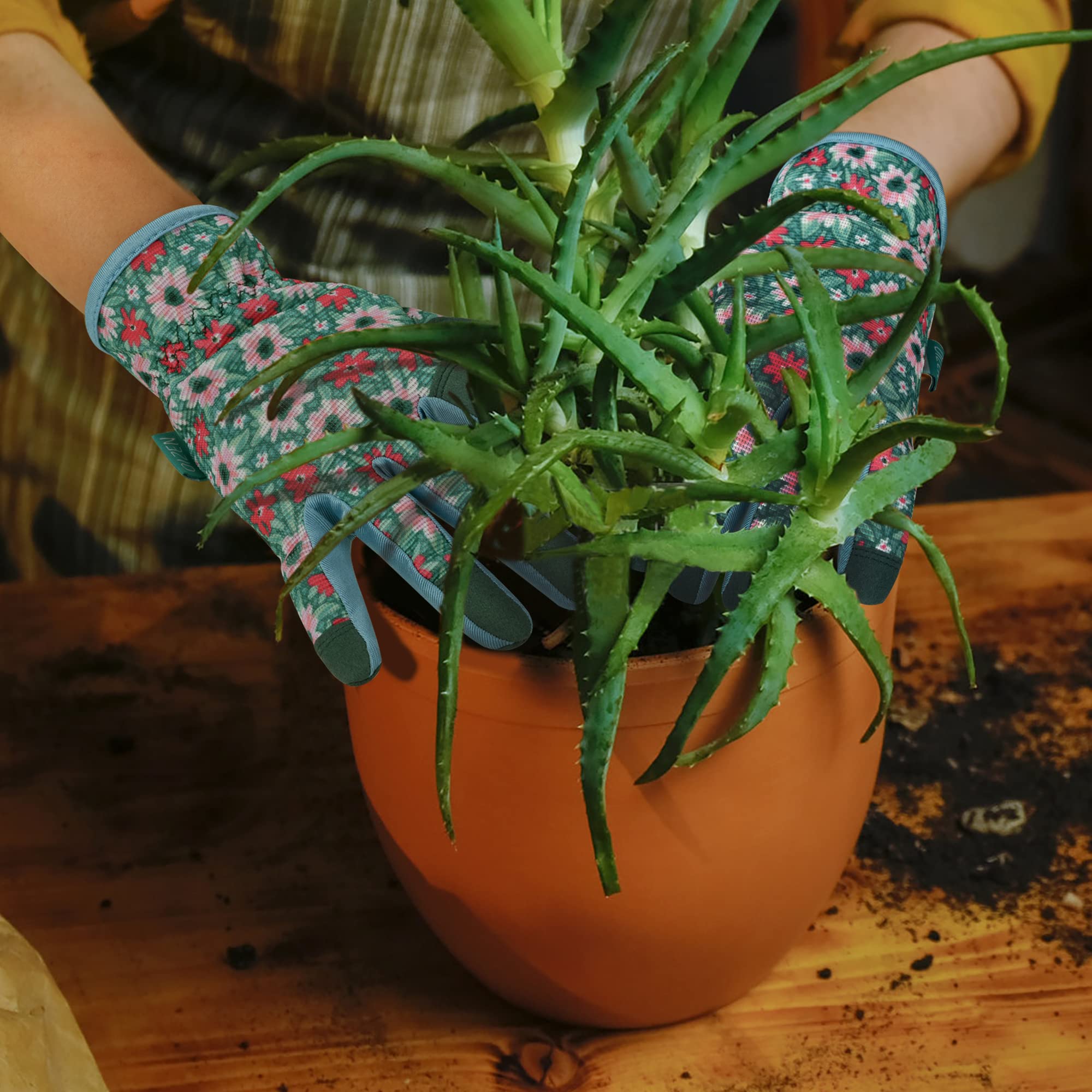 OIZEN bright flora pattern adds style to gardening tasks