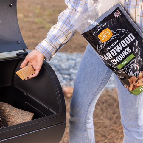 Packaging of Oklahoma Joe's Apple Wood Chunks highlights 432 cu in bag size.