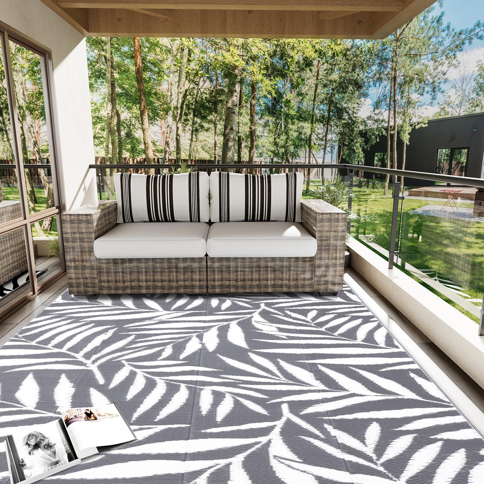 OLANLY fast-drying outdoor rug for quick cleanup after spills.