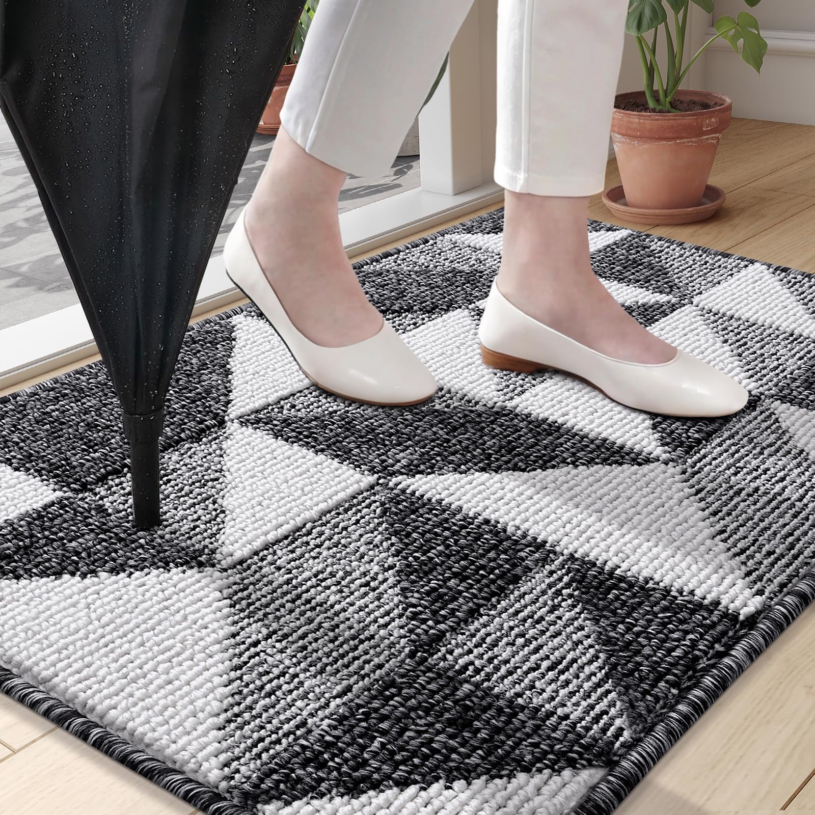 OLANLY geometric pattern adds modern style to an entryway.