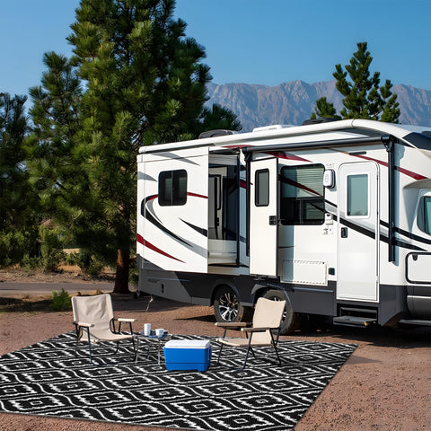 OLANLY outdoor rug with reinforced edges withstands high-traffic areas outdoors.
