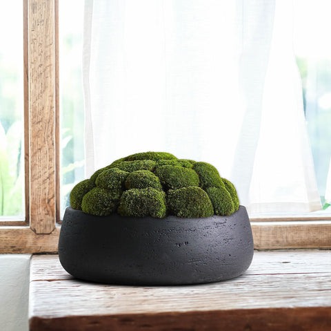 Indoors or outdoors, the Copenhagen planter in matt black blends with diverse decor.