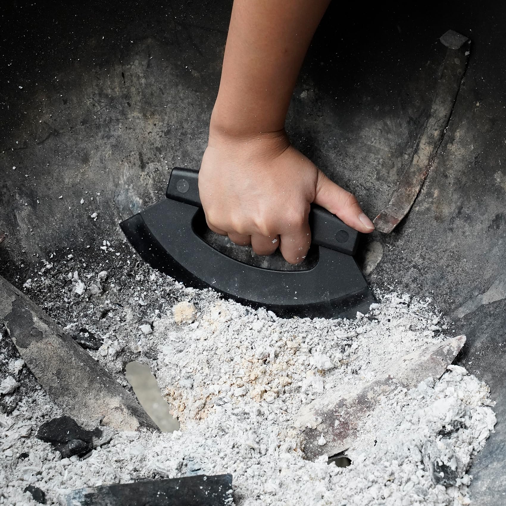 Onlyfire Big Green Egg compatibility scraper cleanly fits rounded surfaces for thorough cleaning.