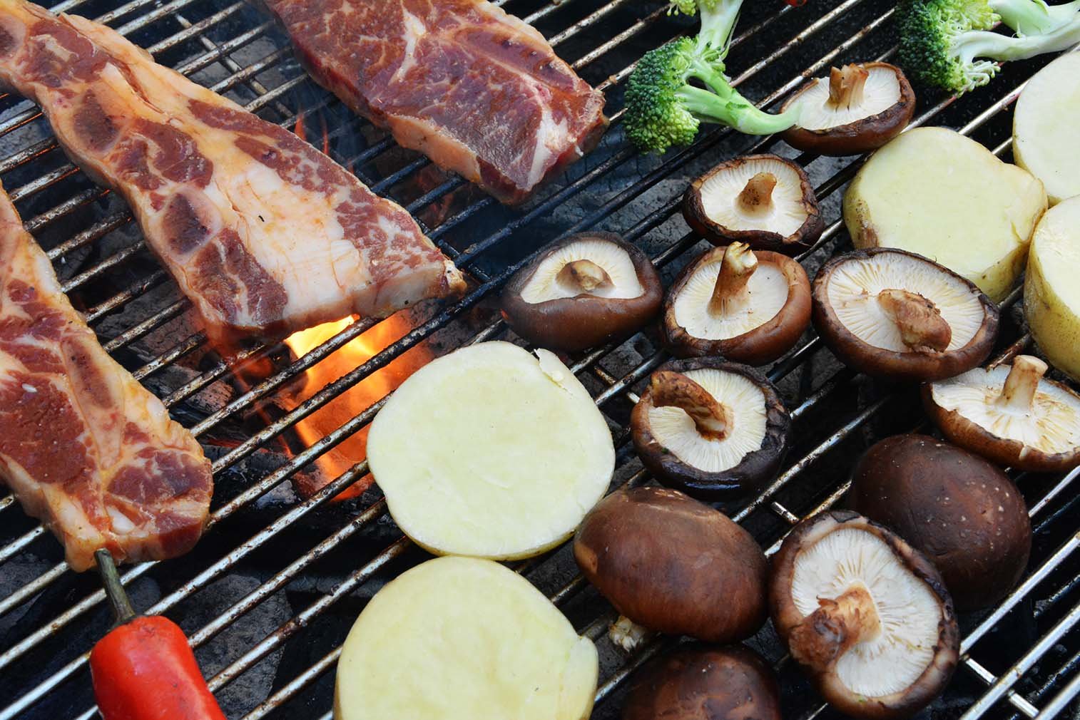 Expanded warming surface for keeping items warm during grilling