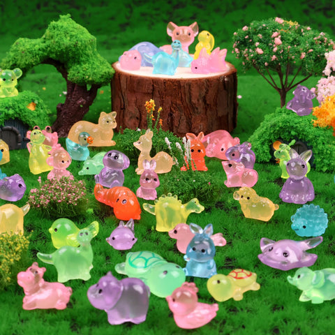 Onsioesd resin animals used as party favors for festive decorations.