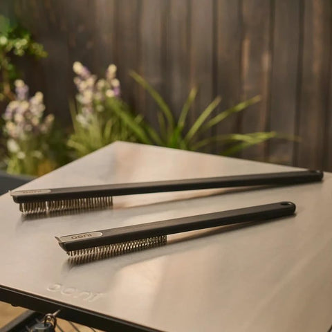 Ooni bamboo handle with blackened finish combines durability with lightweight grip.