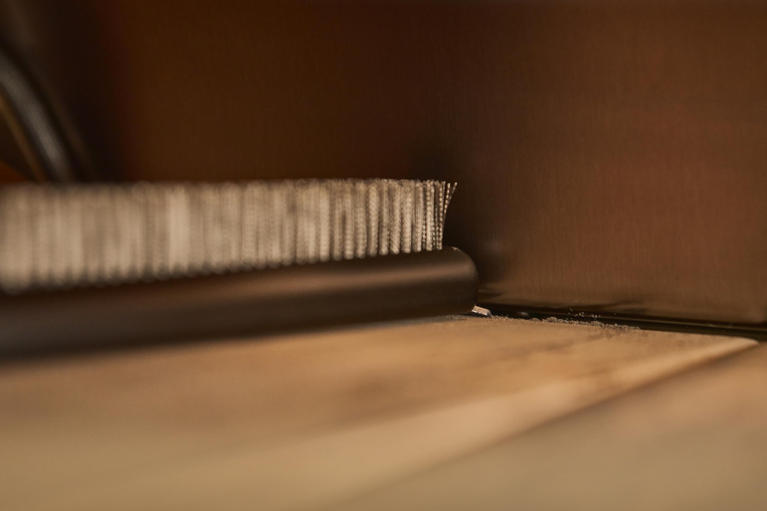 Ooni table hook compatibility keeps the tool within reach.