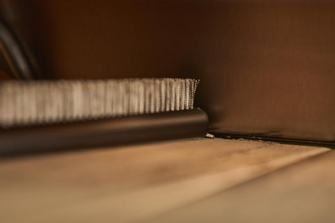 Ooni table hook compatibility keeps the tool within reach.
