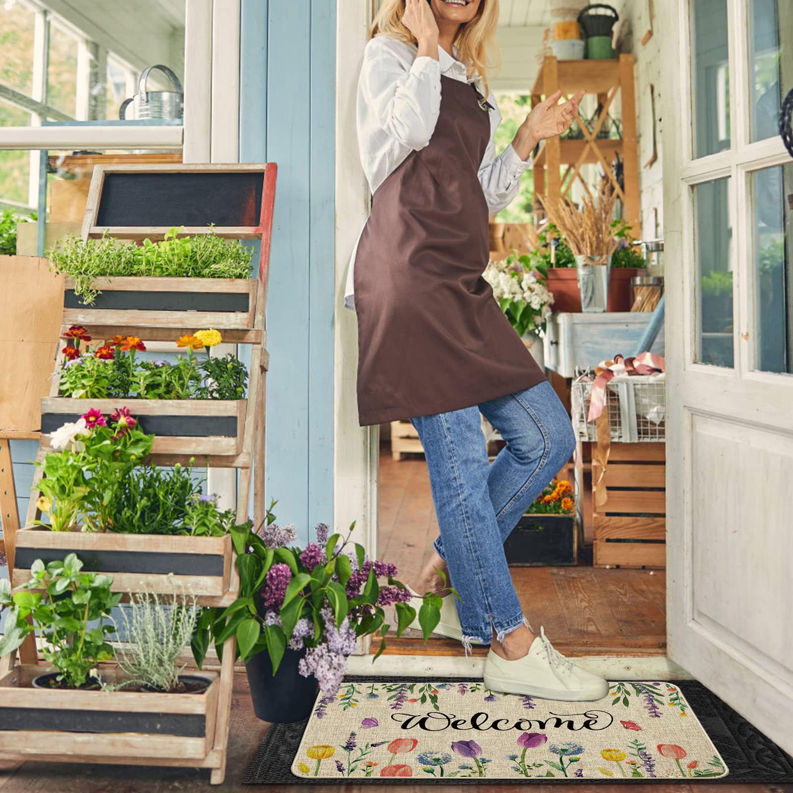 ORTIGIA burlap surface captures dust and debris, keeping floors cleaner