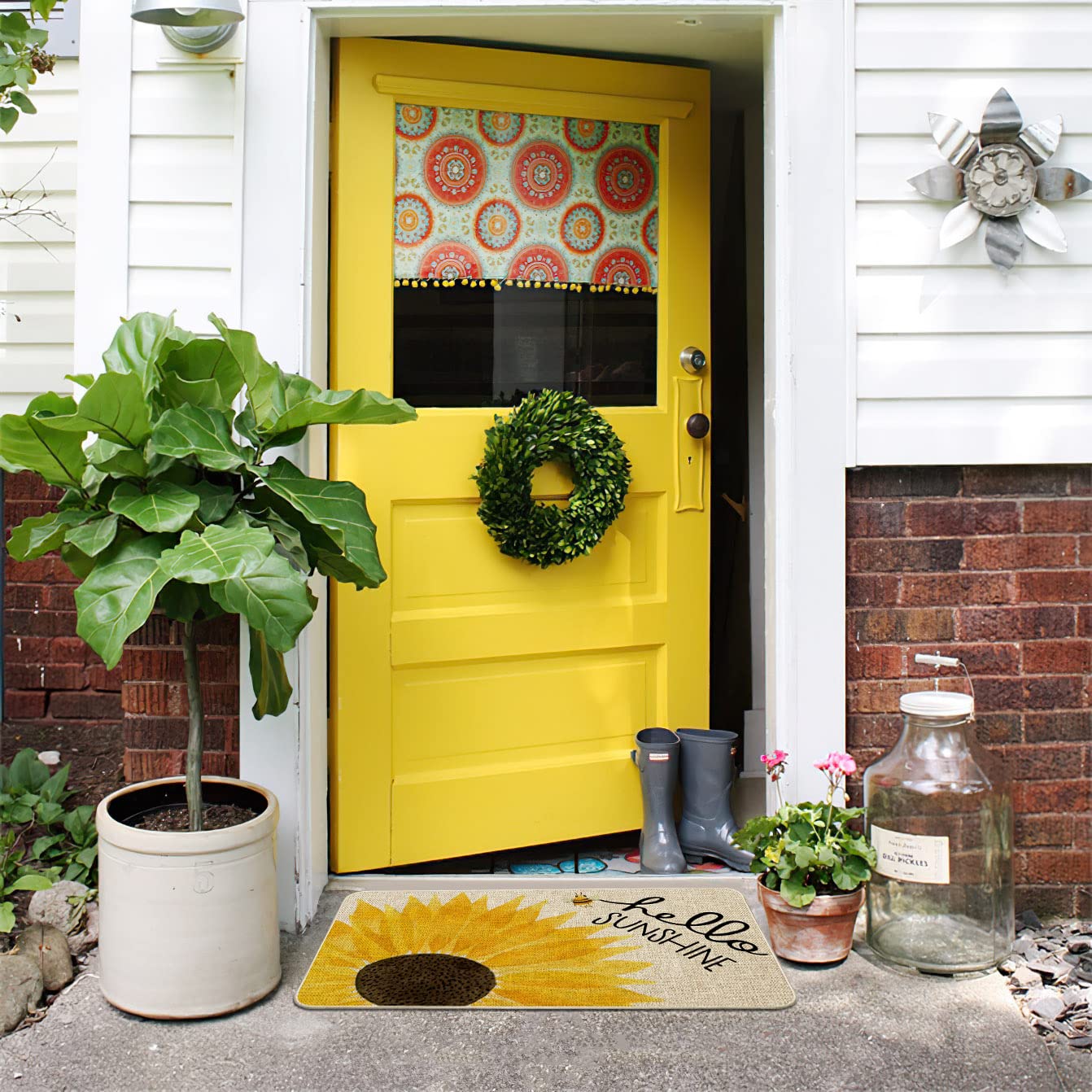 ORTIGIA Easy-clean burlap surface lets you shake, vacuum, or rinse away dirt.