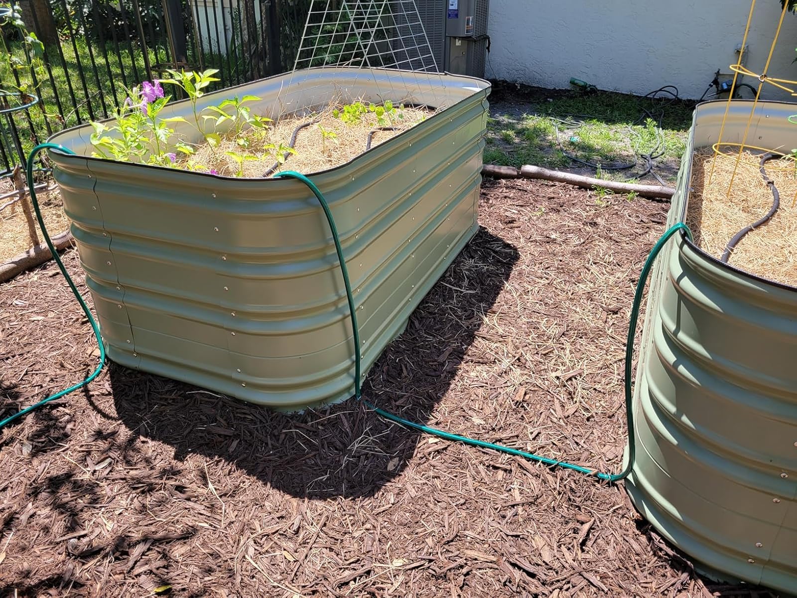 Oscorna garden hose connection pieces illustrate quick fittings for a flexible setup.