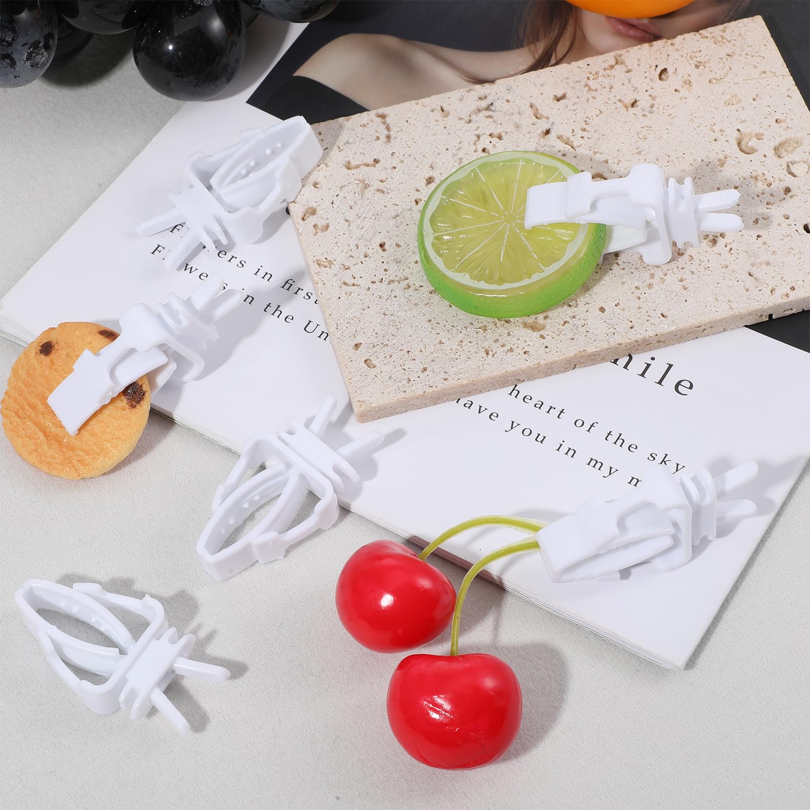 Ouligay compact white feeder clip is lightweight and simple to clean
