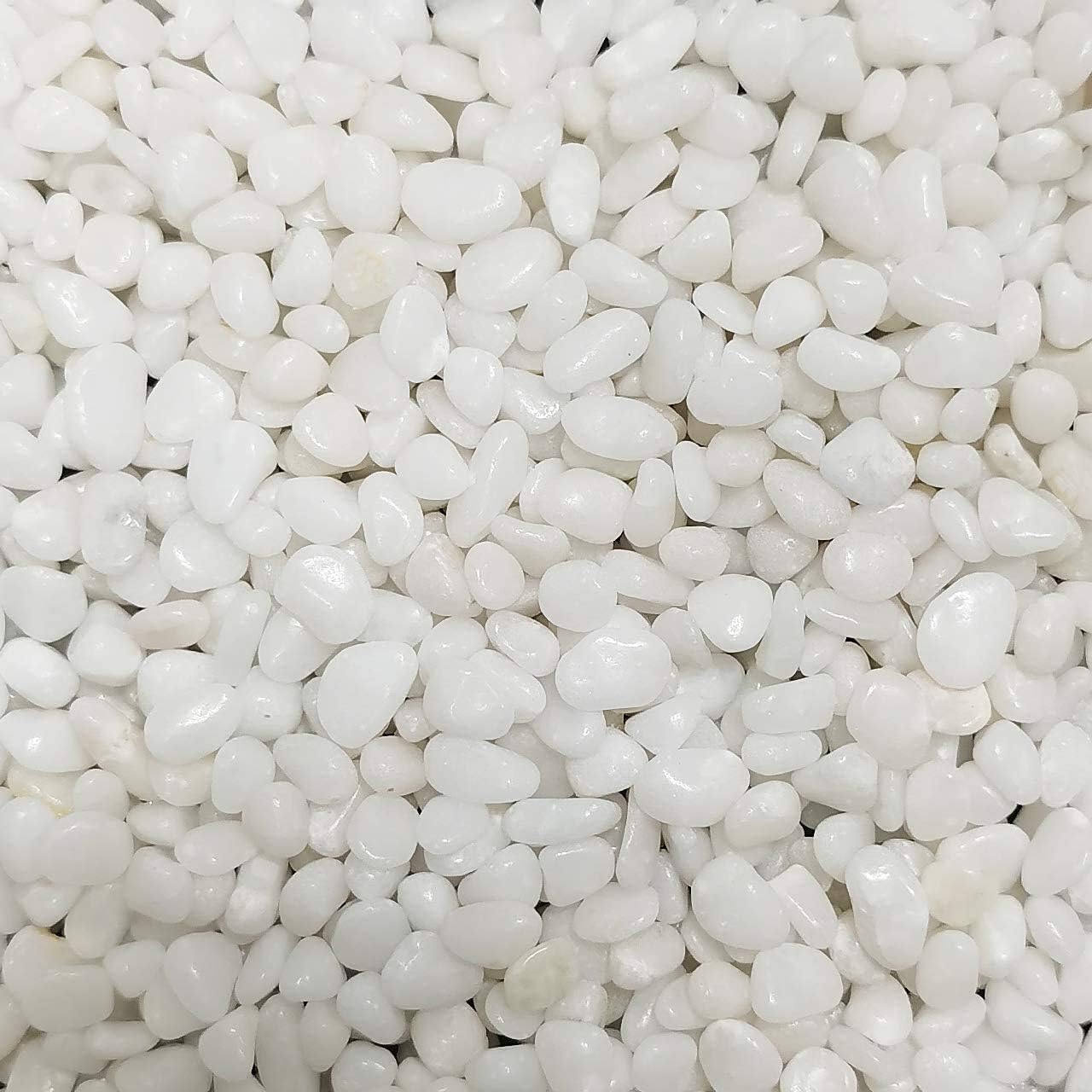 Oupeng white pebbles for garden decor create a clean border.