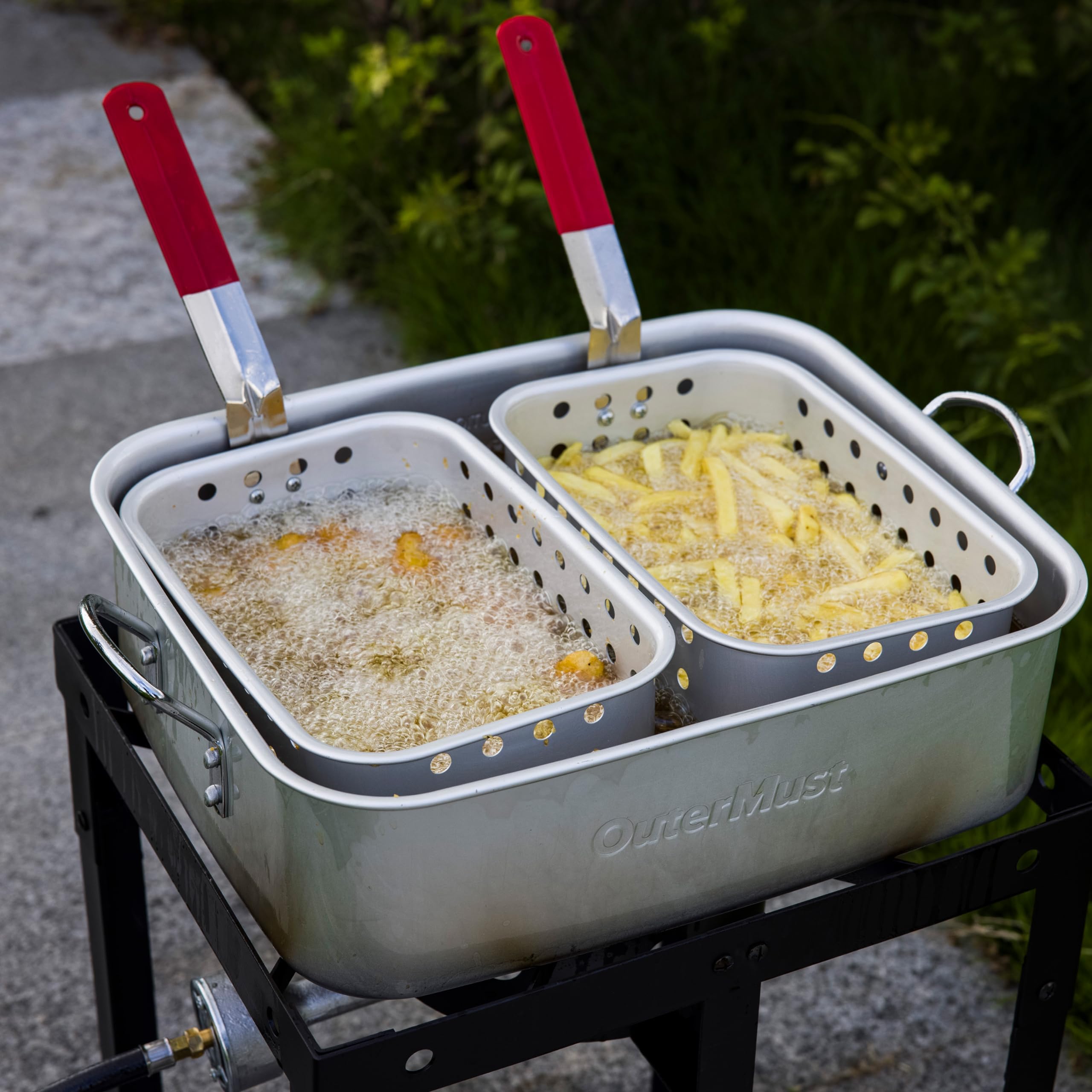 OuterMust fryer lid with secure handle for clean oil storage and prep.