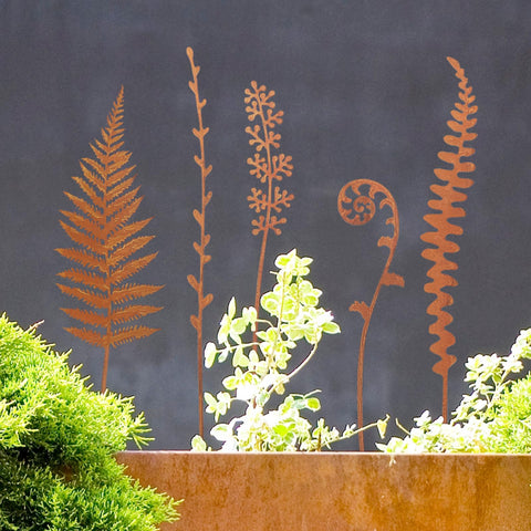 OUUJUOZ rusted-metal-flowers-front-yard-decor adds charm to entryways.