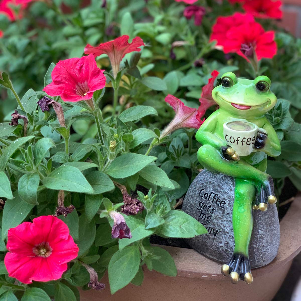 OwMell bright-green frog statue brightens lawn decor