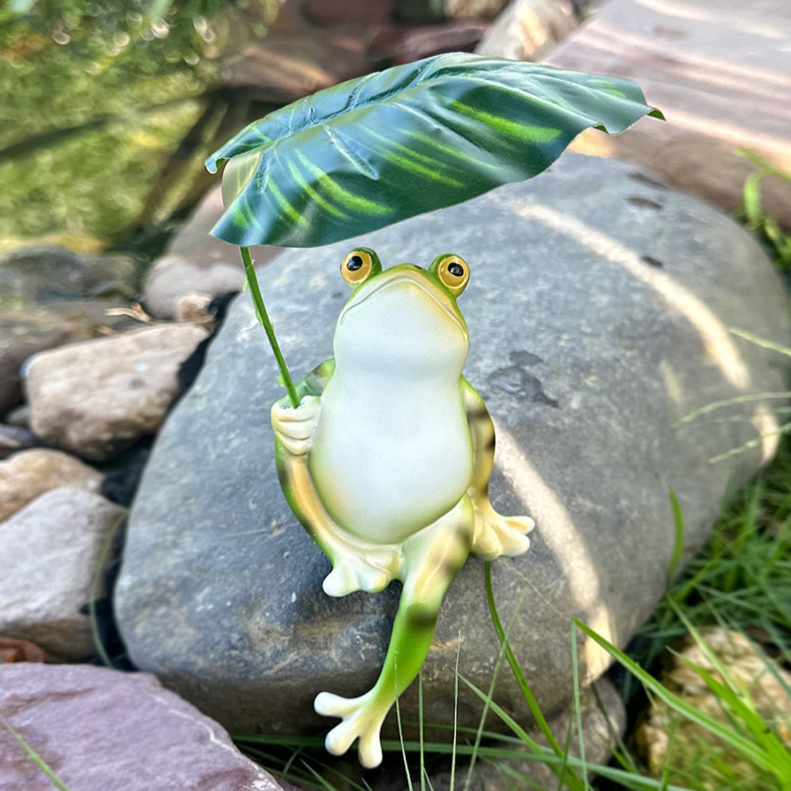 OwMell resin frog sculpture for patio – adds playful outdoors charm.