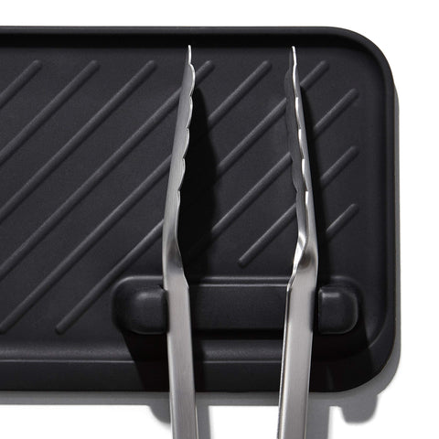 Cool-to-touch surface reduces handling during busy barbecues.