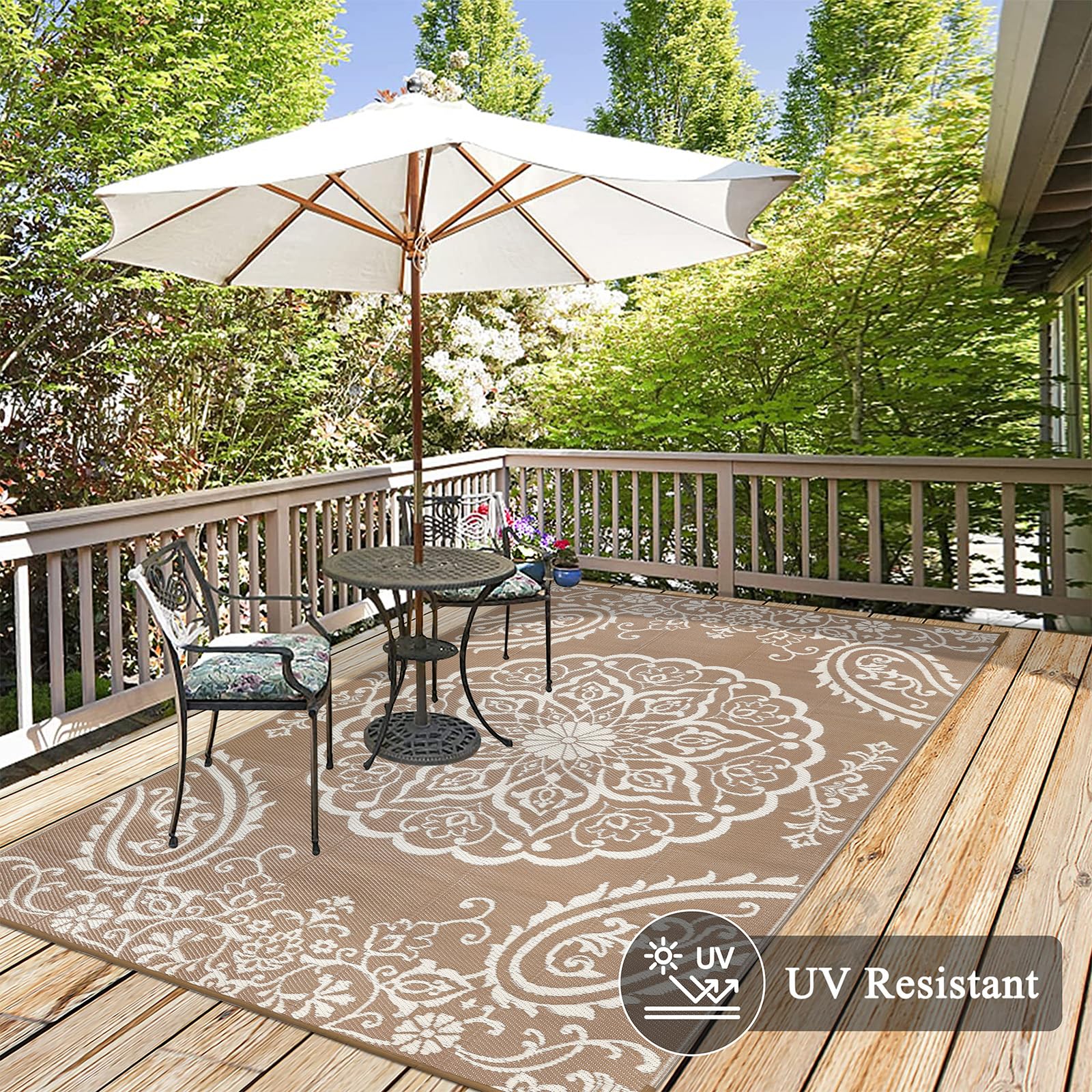 Pauwer easy-clean rug; hose down to remove dirt quickly.