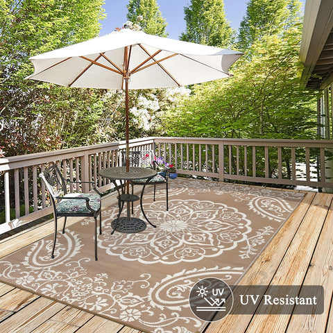 Pauwer easy-clean rug; hose down to remove dirt quickly.