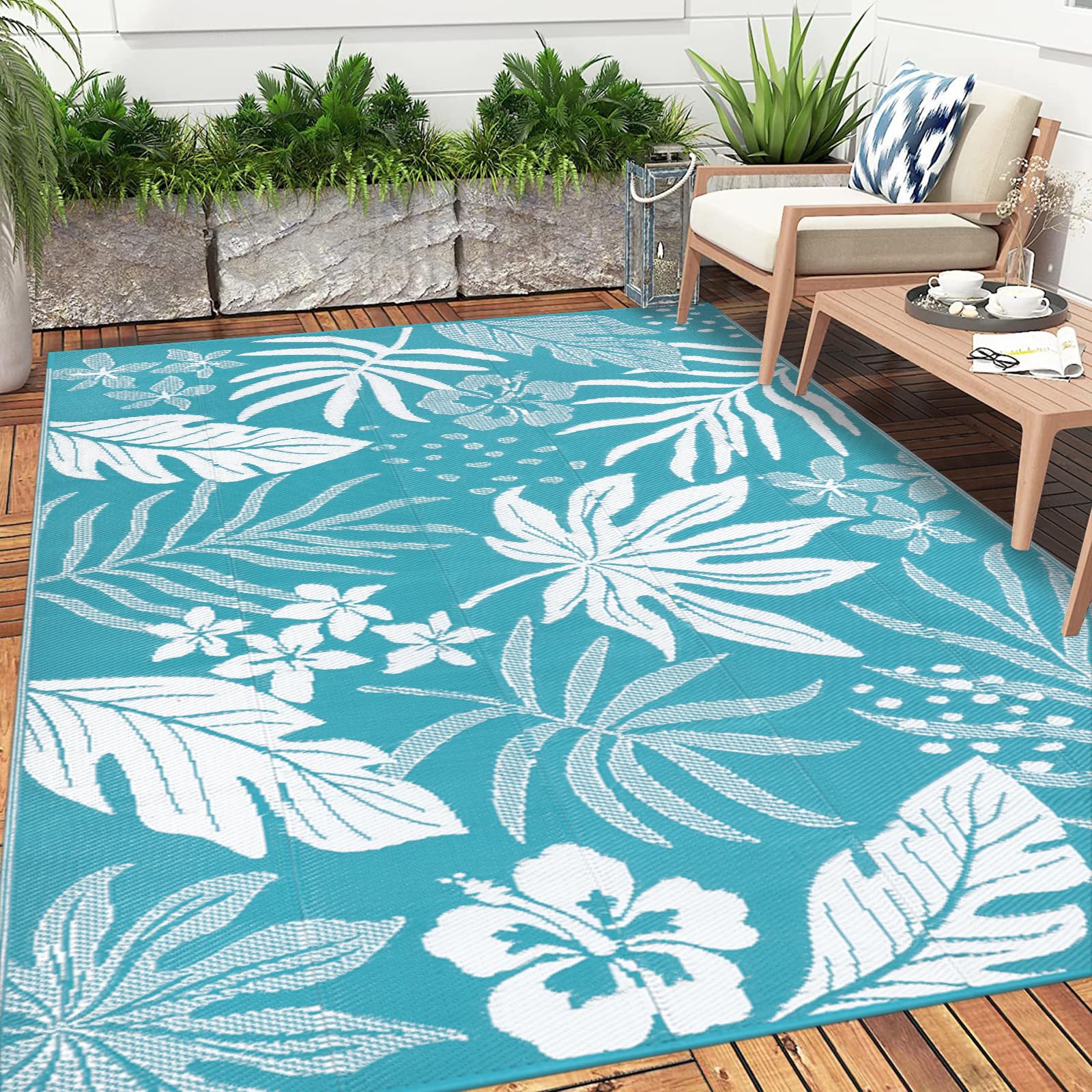 Pauwer outdoor rug surface is easy to wipe clean and water-ready for messes.