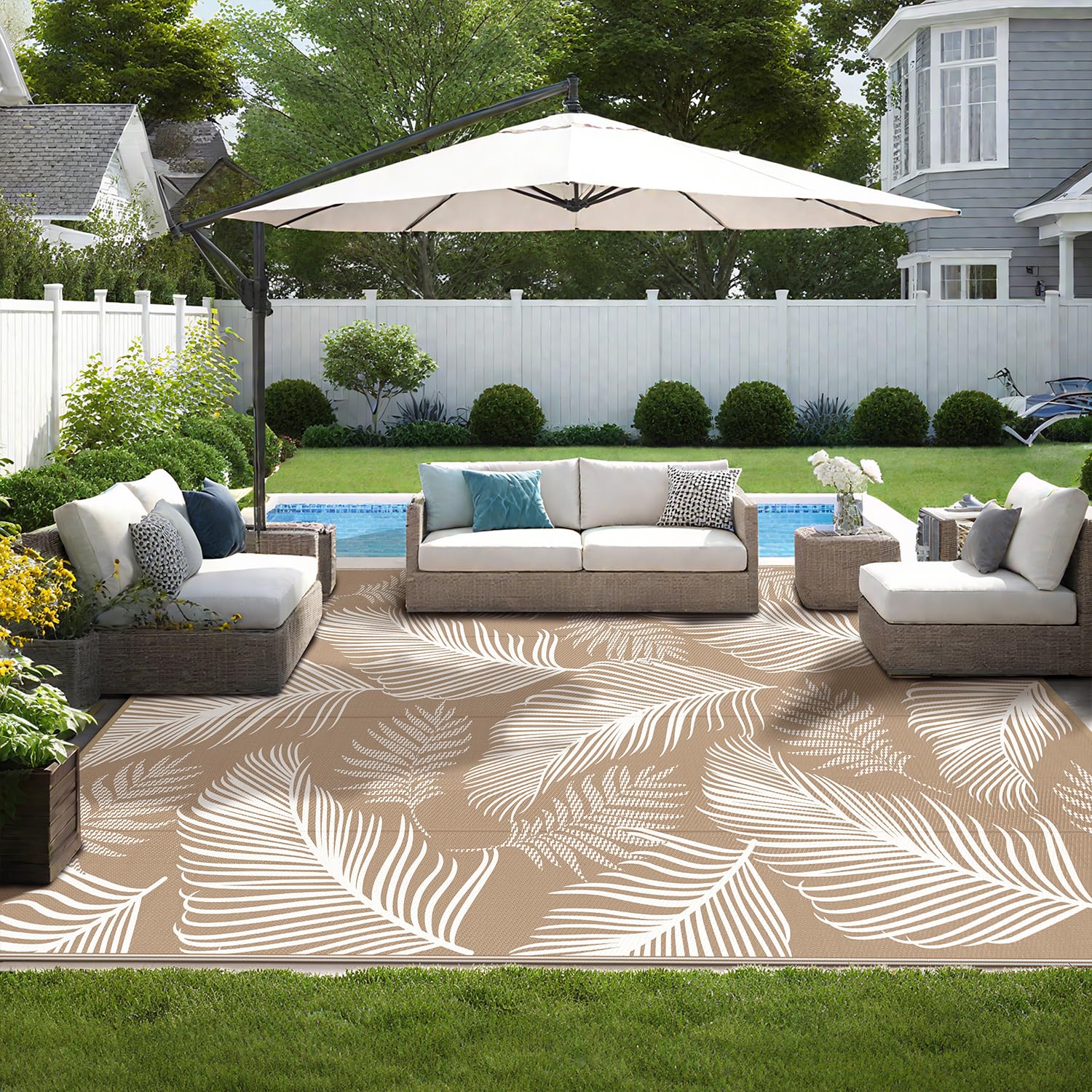Pauwer lightweight outdoor rug with carrying bag for easy portability.