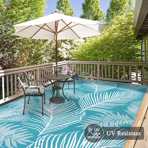 Pauwer plastic straw rug resists water and stains for quick cleanup.