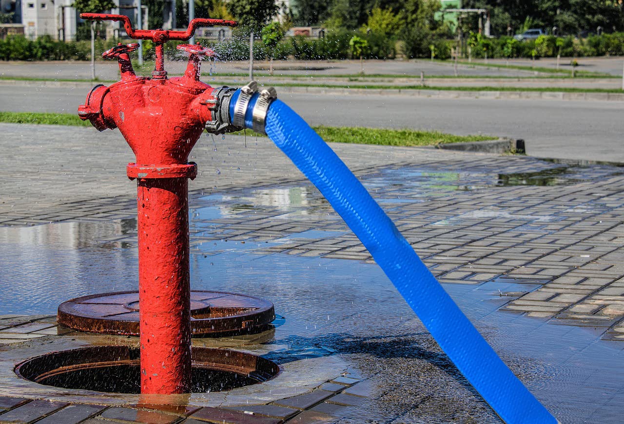 PEISONGFEI PVC pool hose with clamps provides secure connections.
