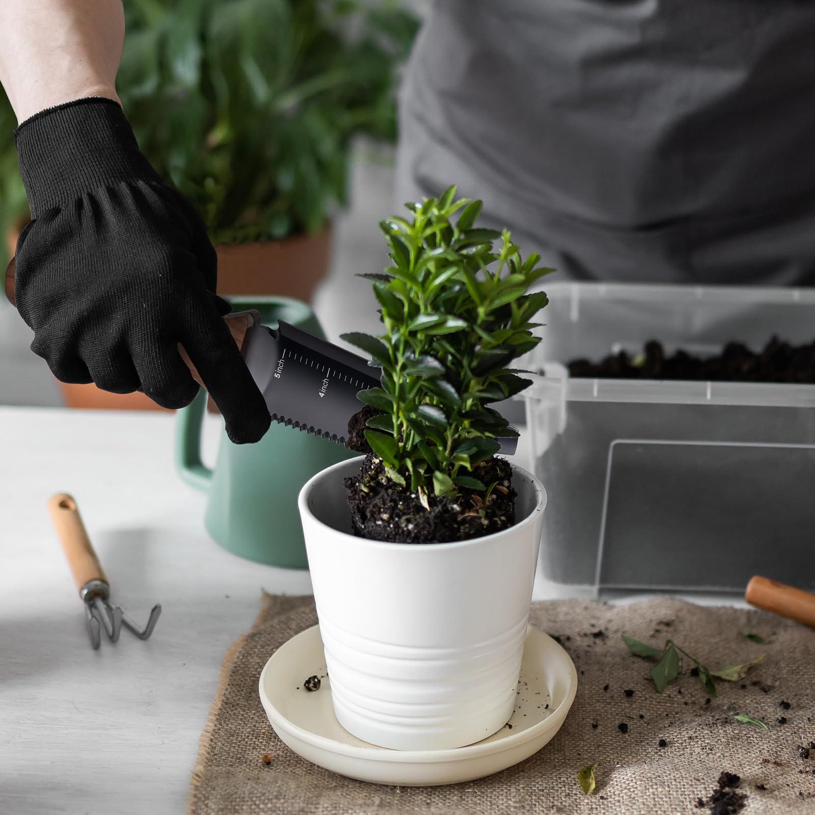 PERWIN garden knife comes with a durable sheath for transport.