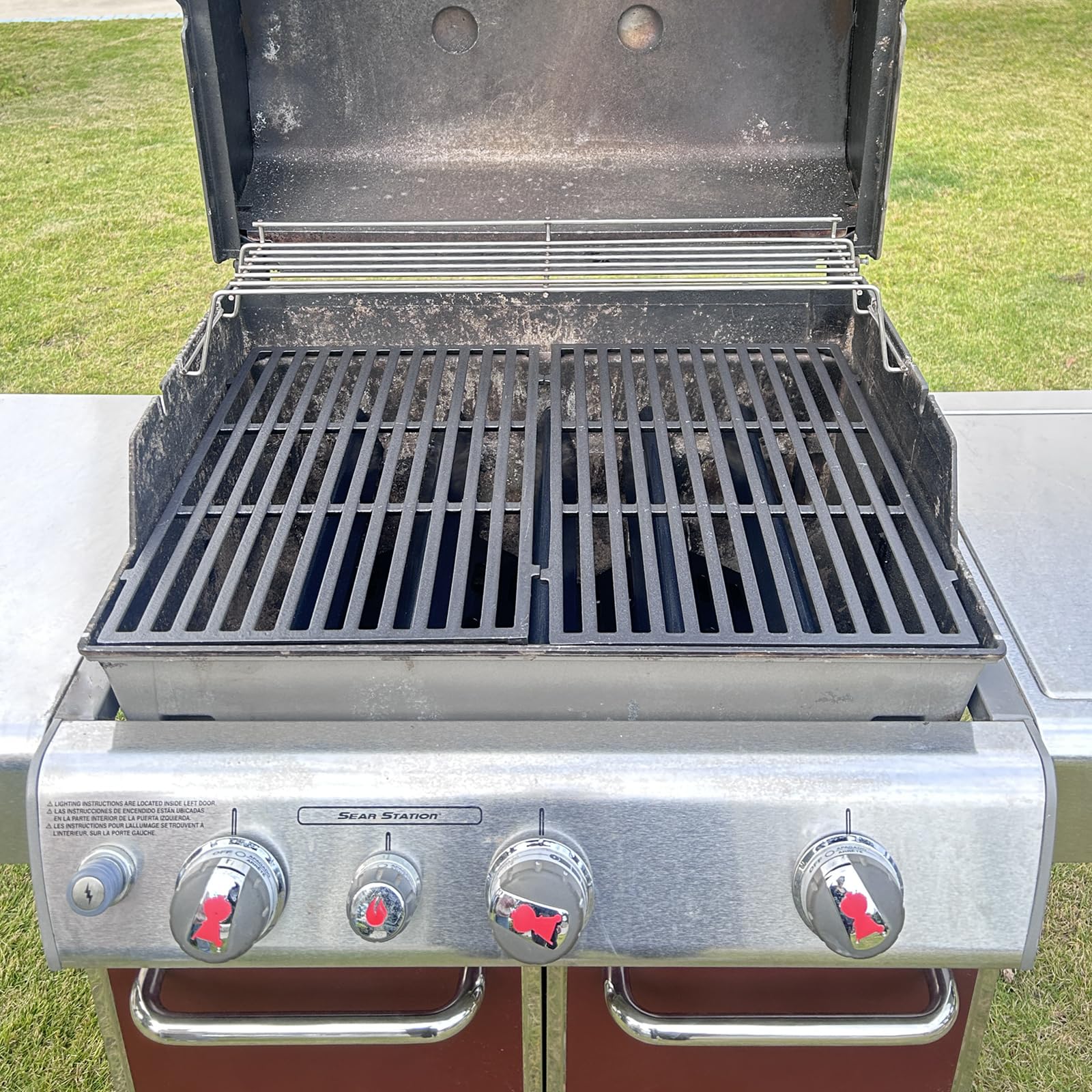 In-use view of PETKAO Genesis 300 SER installation on Weber grill