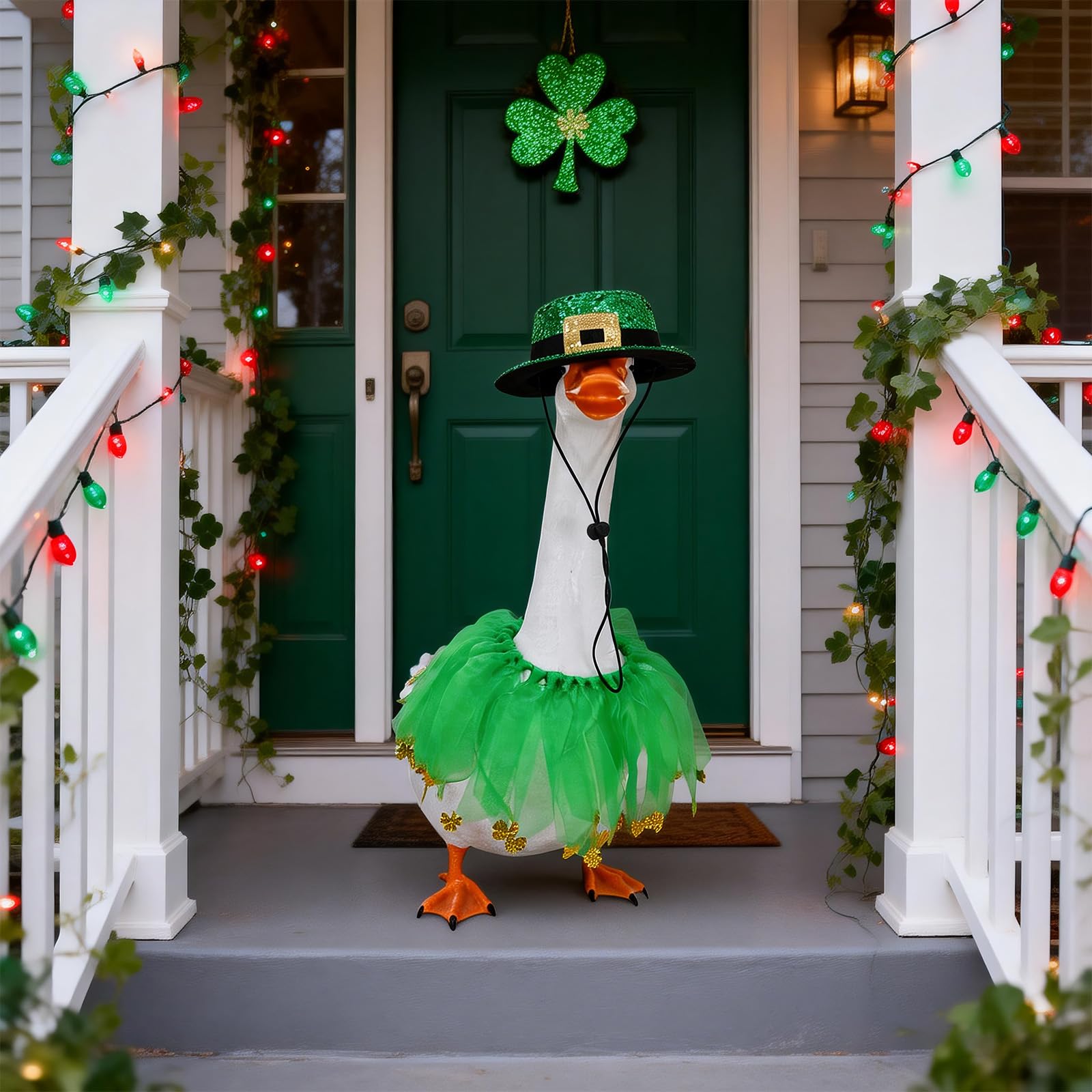 phnydreg Green detail highlights holiday theme in outdoor decor.