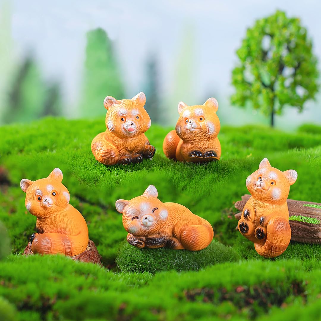 Pinenjoy red panda figurine for terrariums and moss landscapes.