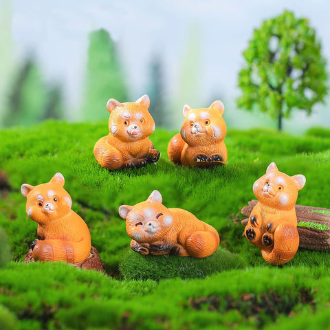 Pinenjoy red panda figurine for terrariums and moss landscapes.