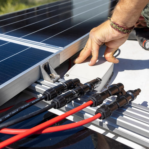 Pjerjzn solar connector housing emphasizing UV and heat resistance.